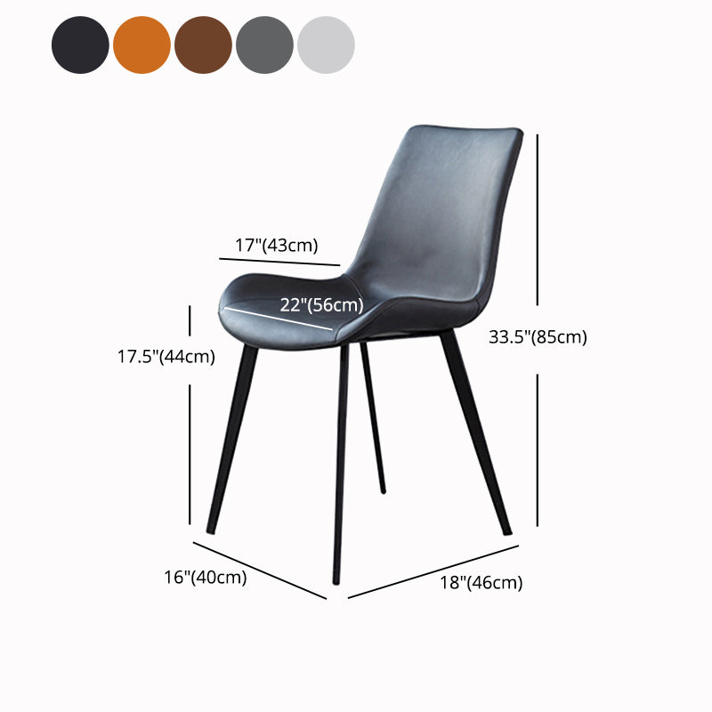 El comedor contemporáneo preside la silla sin brazos curvada de cuero mate de Parsons