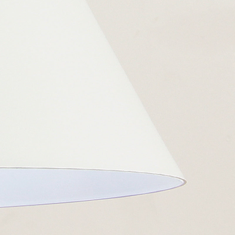 Éclairage à nuance en métal suspendu contemporain pour salon