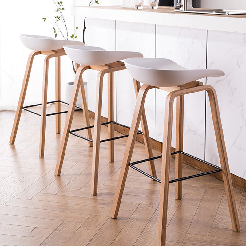 Barhocker im skandinavischen Stil mit Holzbeinen, Schalensitz für die Küchenbar