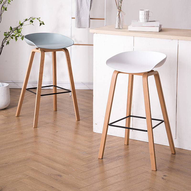 Barhocker im skandinavischen Stil mit Holzbeinen, Schalensitz für die Küchenbar