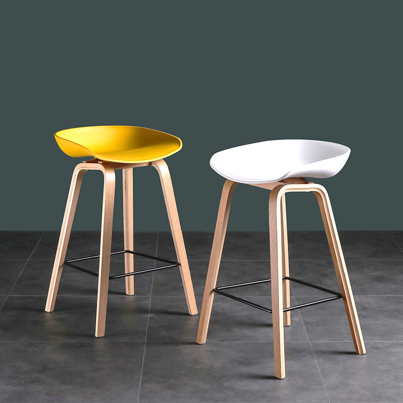 Moderne massief houten barkruk met voetsteun en lage rugleuning. Stijlvolle barkruk