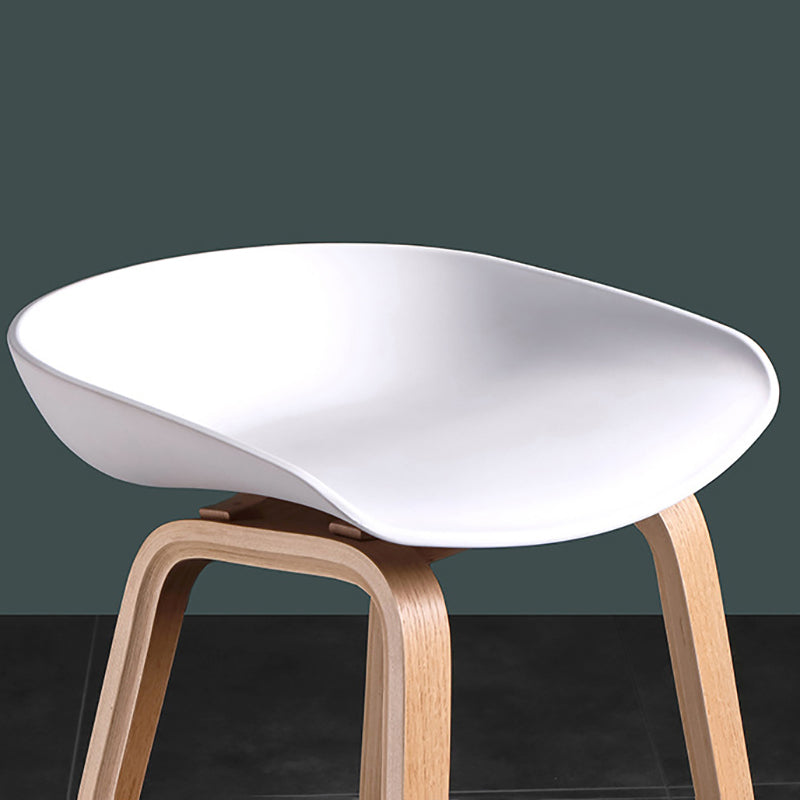 Moderne massief houten barkruk met voetsteun en lage rugleuning. Stijlvolle barkruk