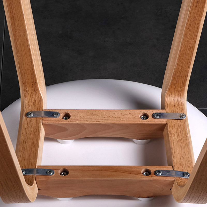 Moderne massief houten barkruk met voetsteun en lage rugleuning. Stijlvolle barkruk