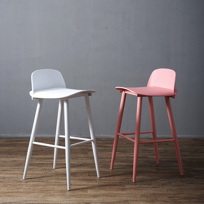 Taburete de asiento de pp de estilo industrial con patas de hierro para barra de cocina