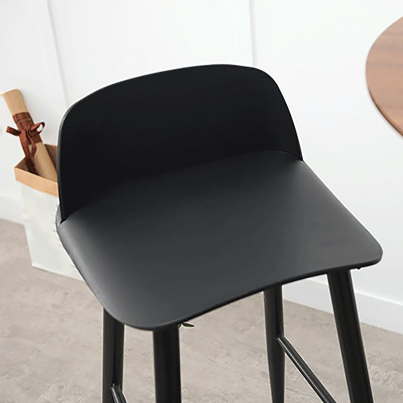 Taburete de asiento de pp de estilo industrial con patas de hierro para barra de cocina
