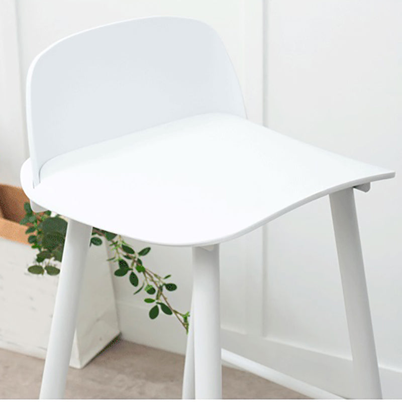 Taburete de asiento de pp de estilo industrial con patas de hierro para barra de cocina