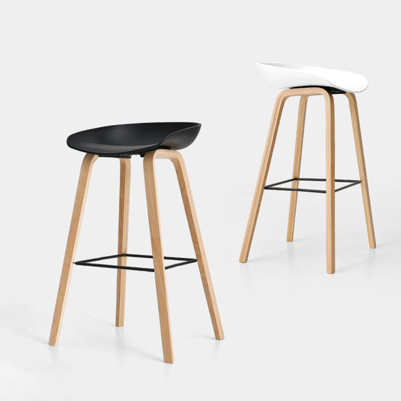 Moderner Barhocker aus Massivholz mit Fußstütze und Acryl-Barhocker mit niedriger Rückenlehne