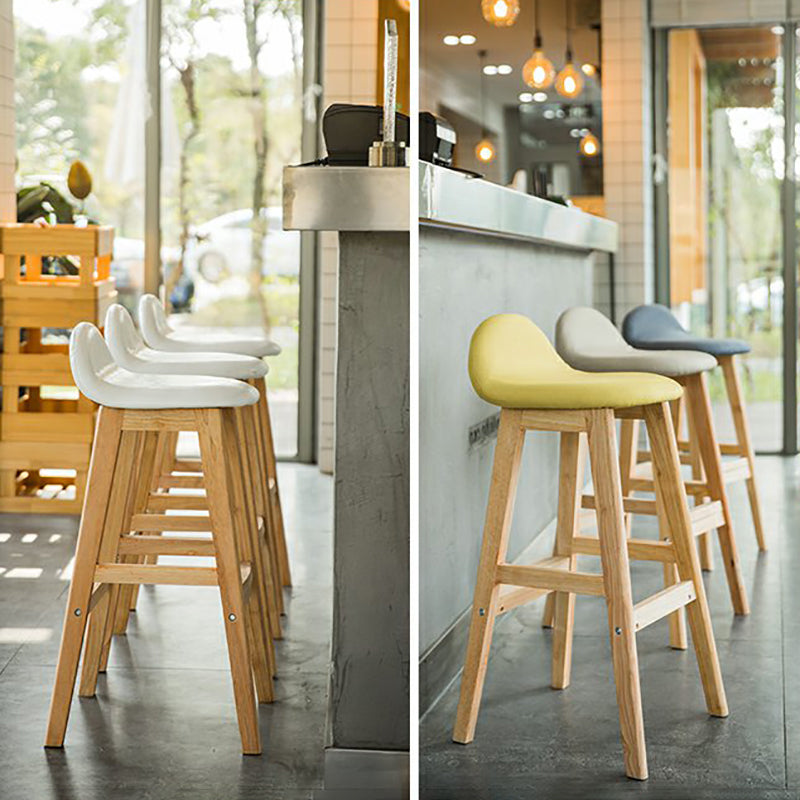 Taburete de bar interior de cuero contemporáneo de madera maciza con respaldo bajo