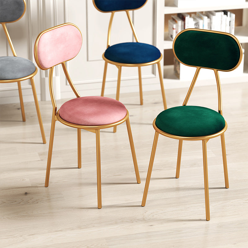 Silla lateral tapizada de diseño nórdico con respaldo abierto