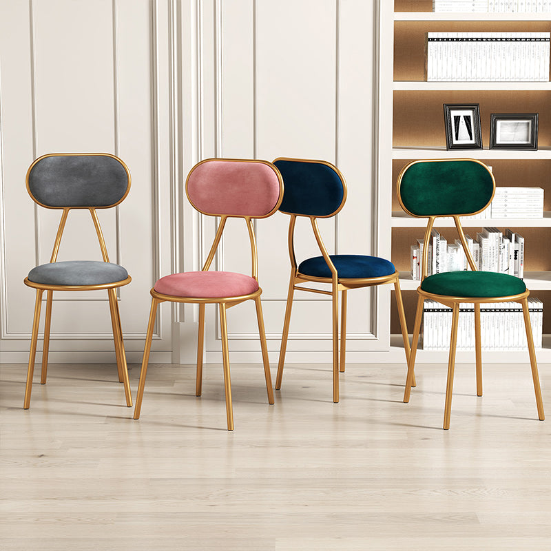 Silla lateral tapizada de diseño nórdico con respaldo abierto