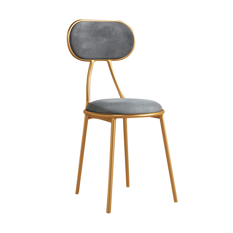 Silla lateral tapizada de diseño nórdico con respaldo abierto