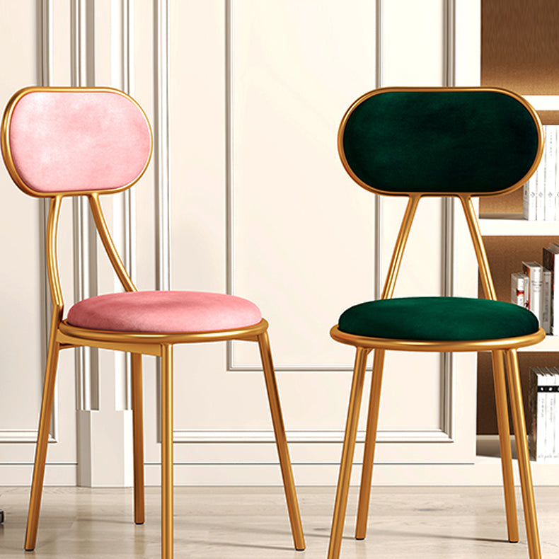 Silla lateral tapizada de diseño nórdico con respaldo abierto