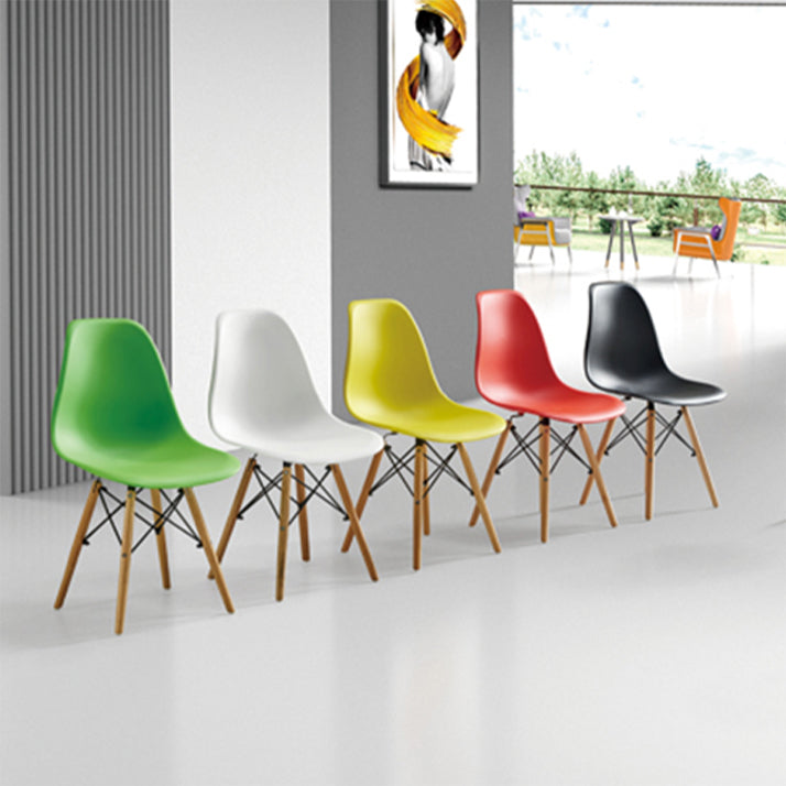 Silla lateral de comedor de comedor escandinavo de madera