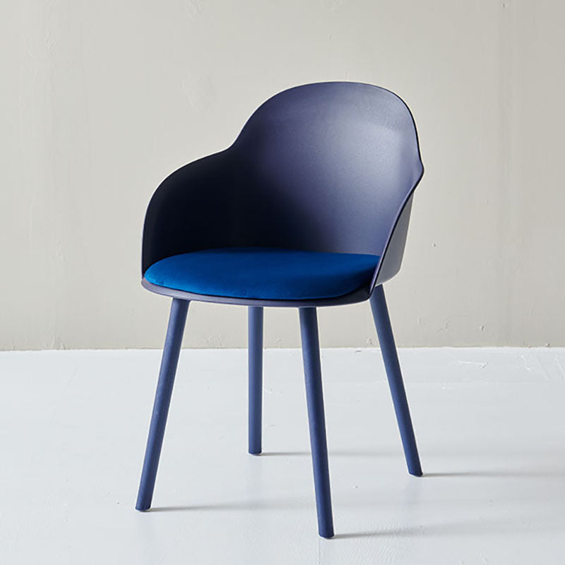 Eigentijdse eetkamerstoelen, eetkamerstoelen met massieve rugleuning en kunststof poten