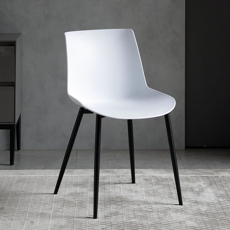Eetkamerstoelen in eigentijdse stijl Eetkamerloze armloze zijstoel met metalen poten