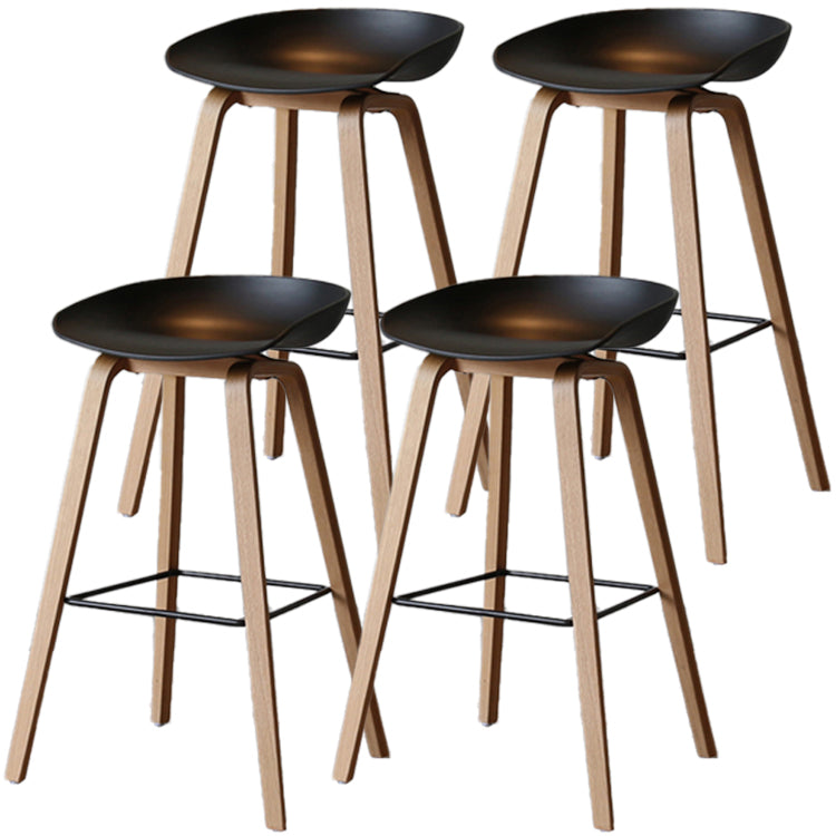 Barhocker im skandinavischen Stil, Holzbeine, PP-Schalensitz für Thekenbar