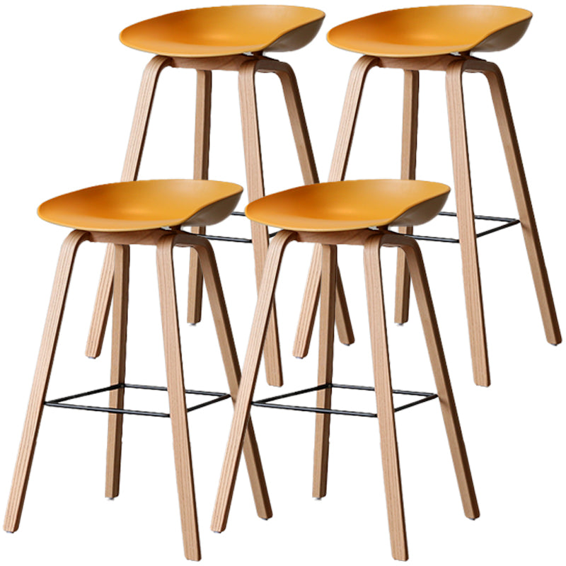Barhocker im skandinavischen Stil, Holzbeine, PP-Schalensitz für Thekenbar