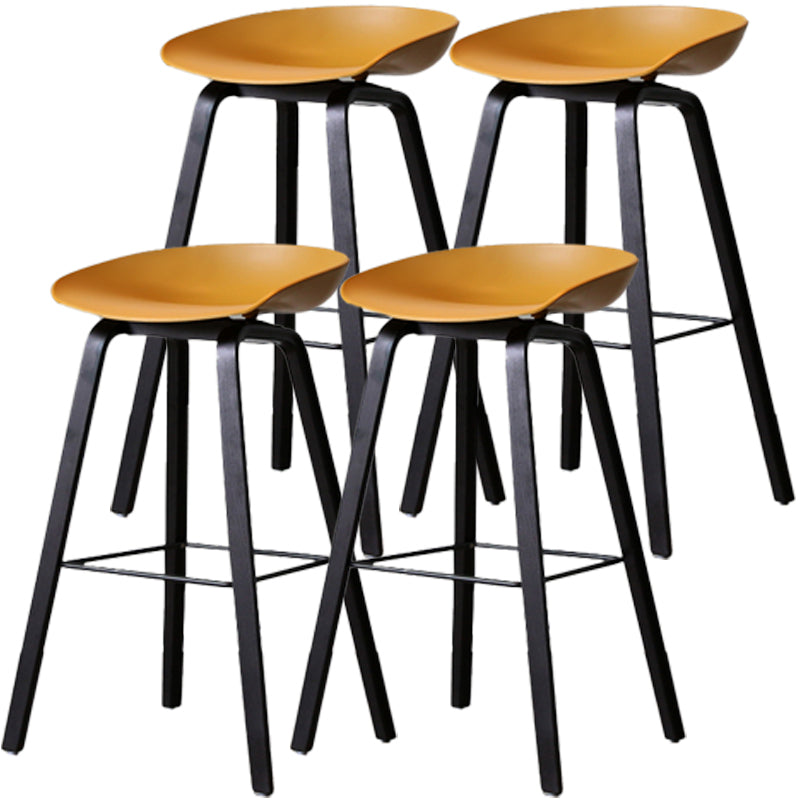 Barhocker im skandinavischen Stil, Holzbeine, PP-Schalensitz für Thekenbar