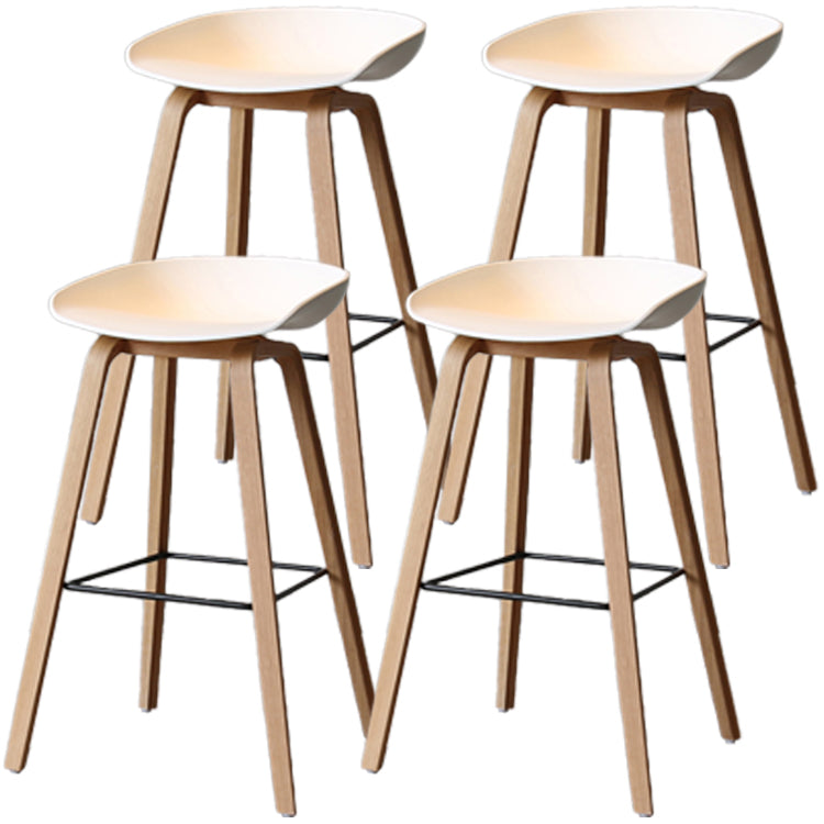 Barhocker im skandinavischen Stil, Holzbeine, PP-Schalensitz für Thekenbar