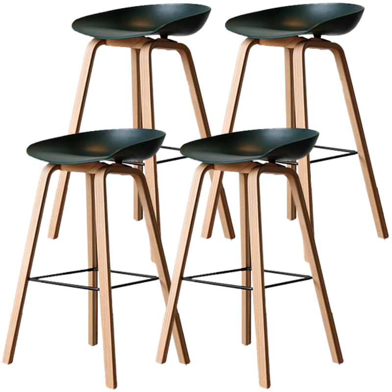 Barhocker im skandinavischen Stil, Holzbeine, PP-Schalensitz für Thekenbar