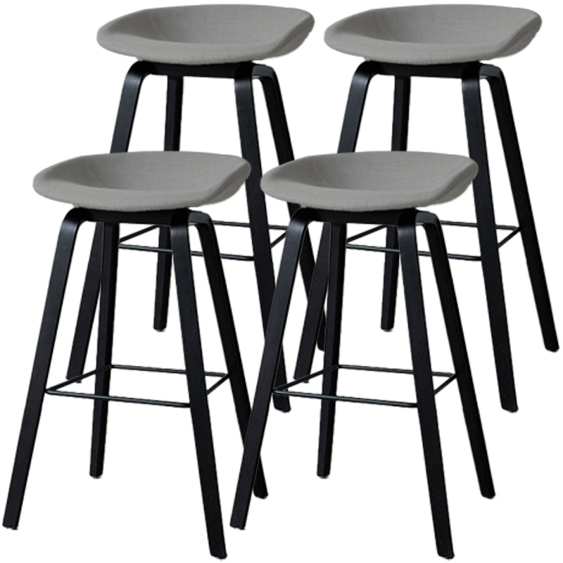 Barhocker im skandinavischen Stil, Holzbeine, PP-Schalensitz für Thekenbar
