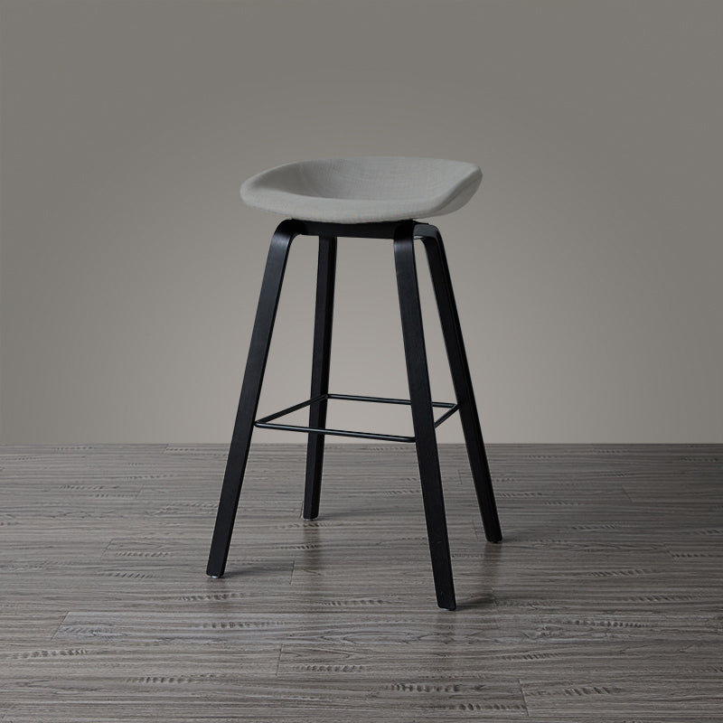 Barhocker im skandinavischen Stil, Holzbeine, PP-Schalensitz für Thekenbar
