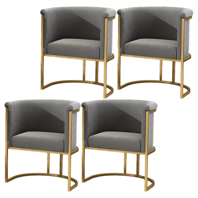 El respaldo sólido sin brazos del estilo escandinavo preside la silla lateral tapizada de lujo