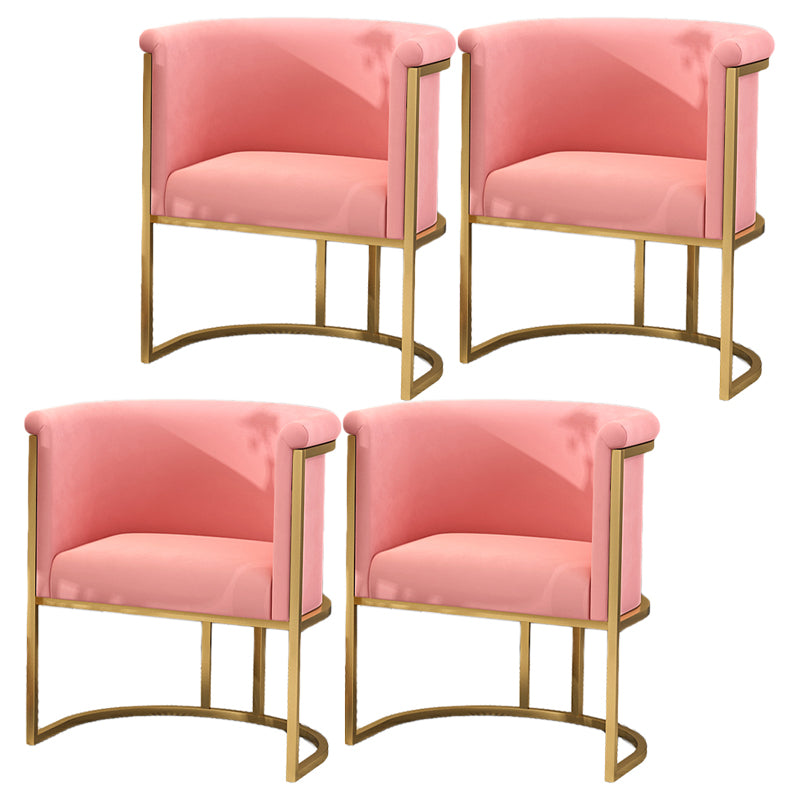 El respaldo sólido sin brazos del estilo escandinavo preside la silla lateral tapizada de lujo
