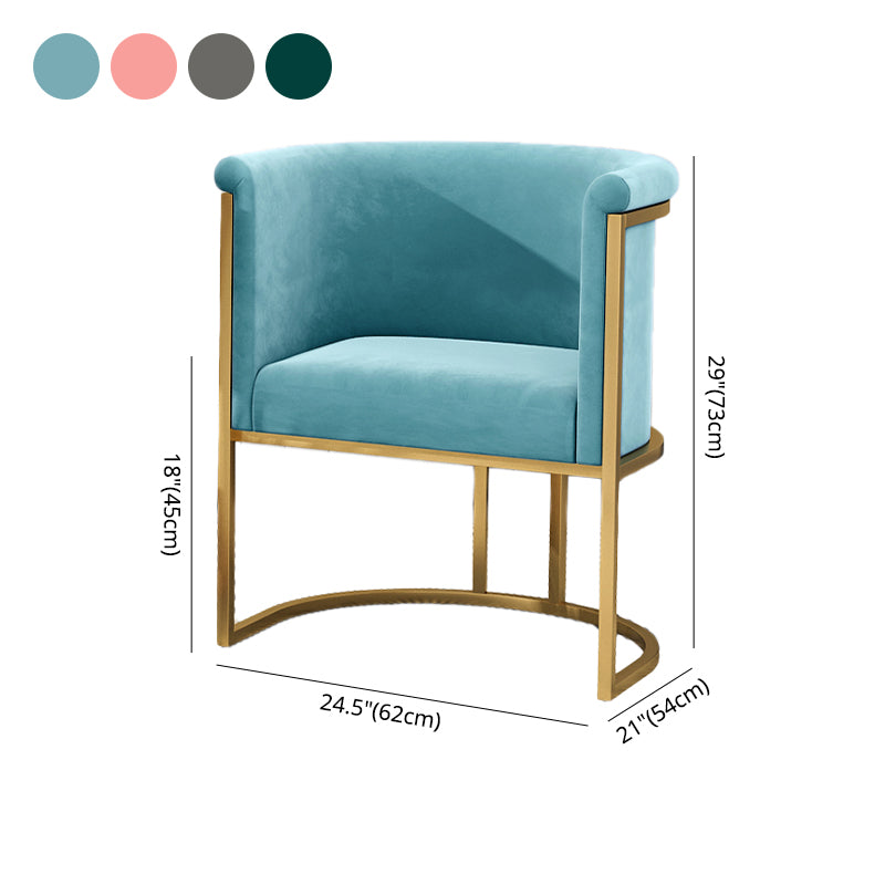 El respaldo sólido sin brazos del estilo escandinavo preside la silla lateral tapizada de lujo