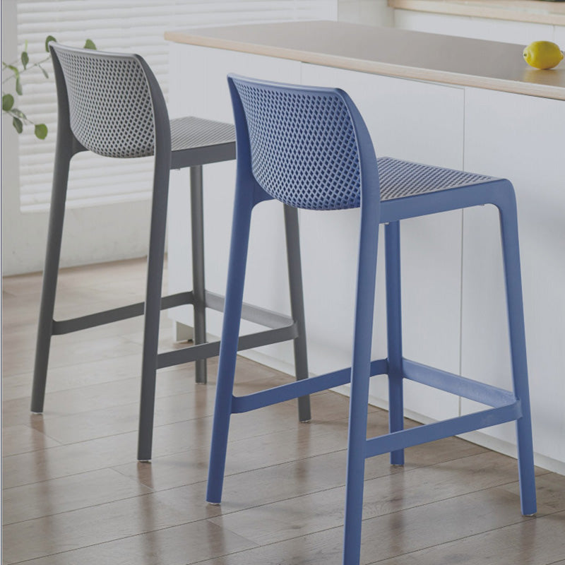 Barhocker aus Kunststoff im modernen Stil mit Fußstütze und stapelbarem, schlichtem Bistro-Barhocker