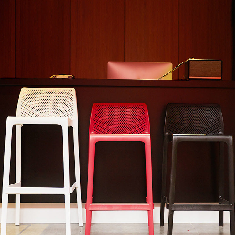 Barhocker aus Kunststoff im modernen Stil mit Fußstütze und stapelbarem, schlichtem Bistro-Barhocker