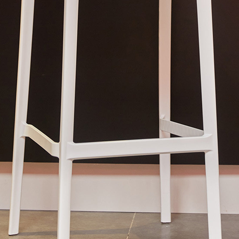 Barhocker aus Kunststoff im modernen Stil mit Fußstütze und stapelbarem, schlichtem Bistro-Barhocker