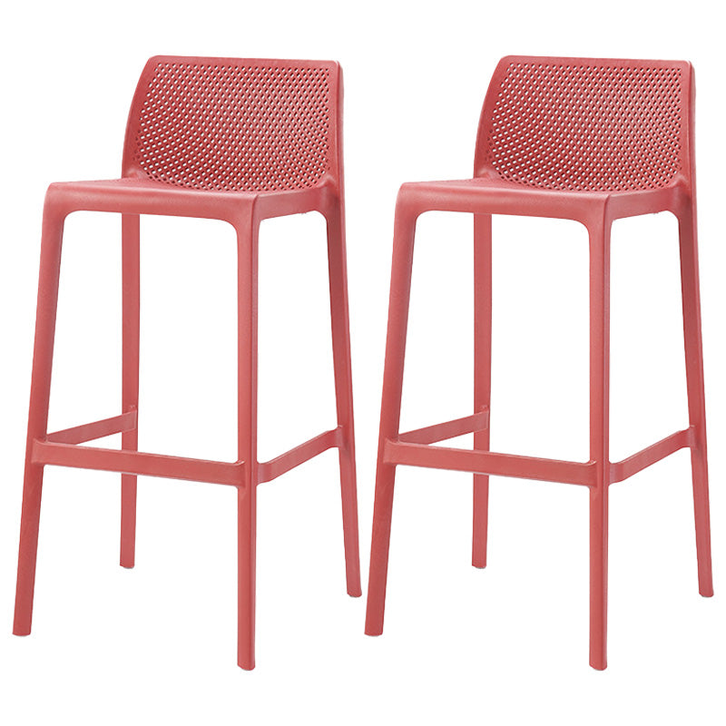Barhocker aus Kunststoff im modernen Stil mit Fußstütze und stapelbarem, schlichtem Bistro-Barhocker