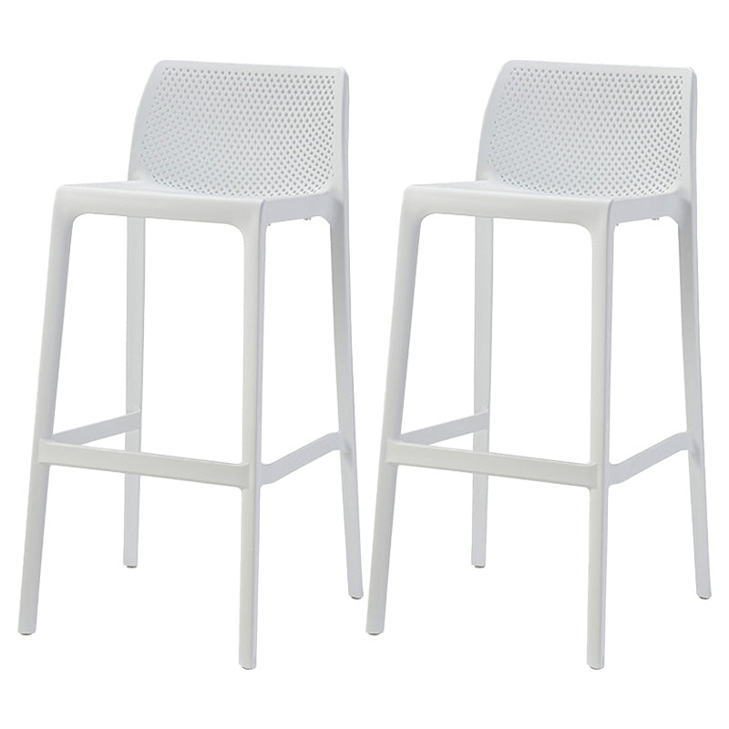 Barhocker aus Kunststoff im modernen Stil mit Fußstütze und stapelbarem, schlichtem Bistro-Barhocker