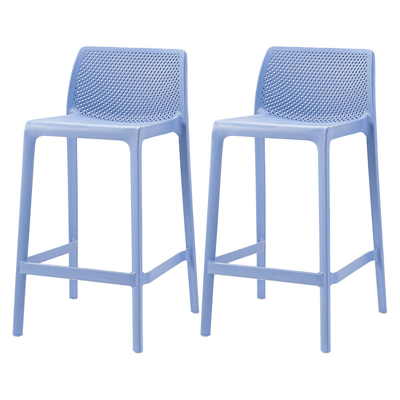 Barhocker aus Kunststoff im modernen Stil mit Fußstütze und stapelbarem, schlichtem Bistro-Barhocker