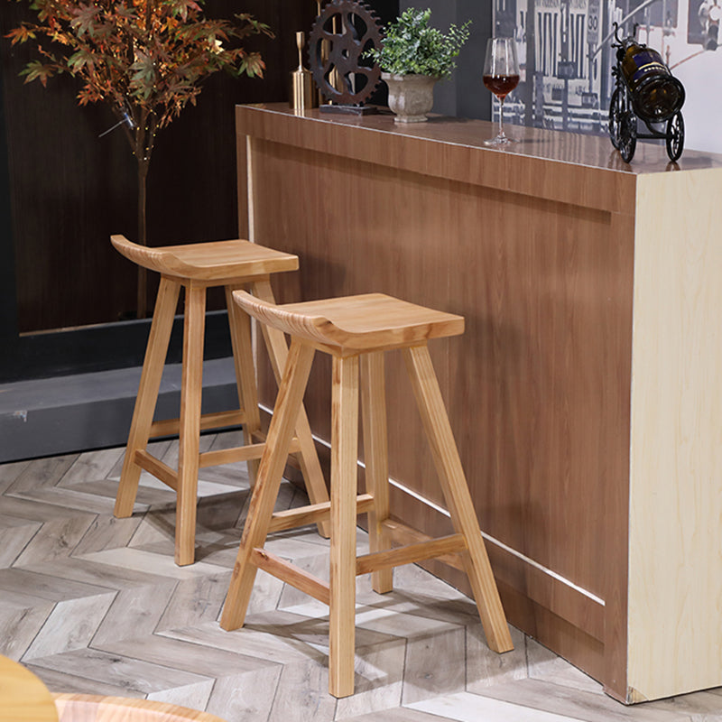 Taburete de bar interior contemporáneo de madera maciza con reposapiés y asiento de madera