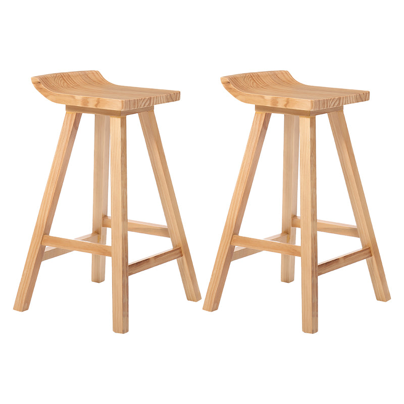 Taburete de bar interior contemporáneo de madera maciza con reposapiés y asiento de madera
