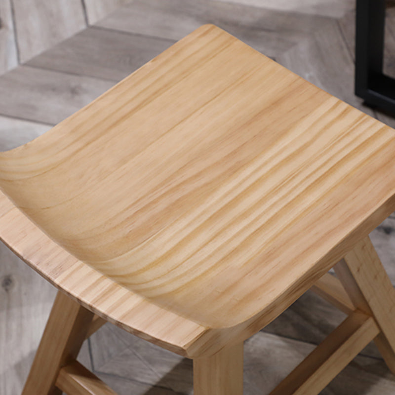 Taburete de bar interior contemporáneo de madera maciza con reposapiés y asiento de madera