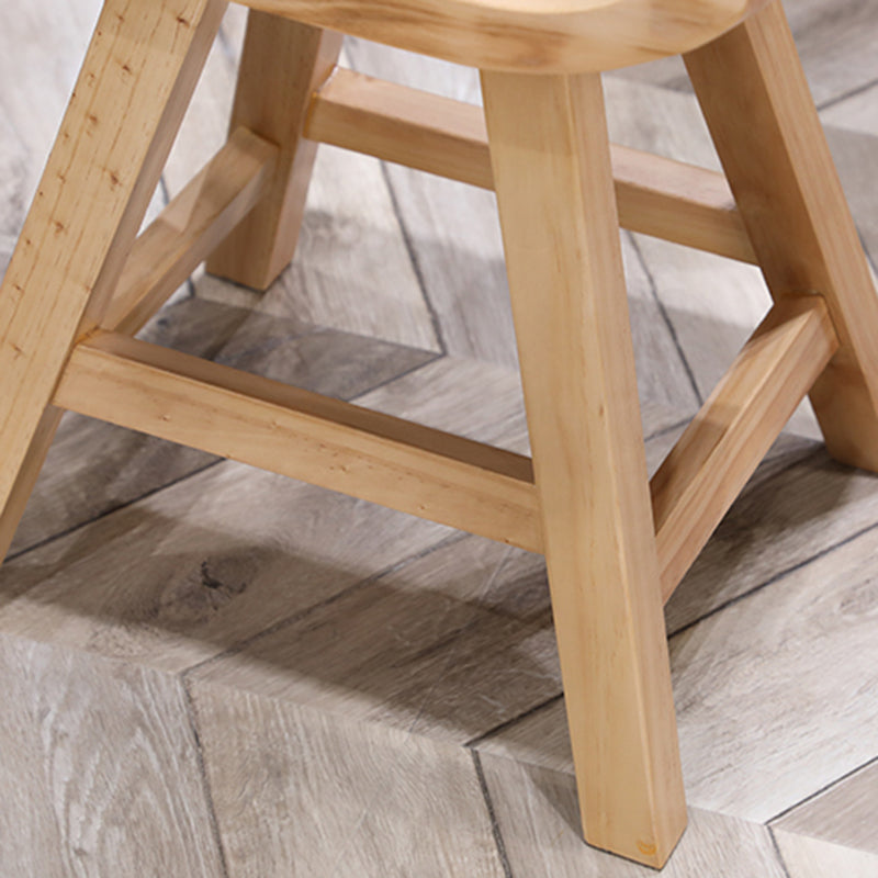 Taburete de bar interior contemporáneo de madera maciza con reposapiés y asiento de madera