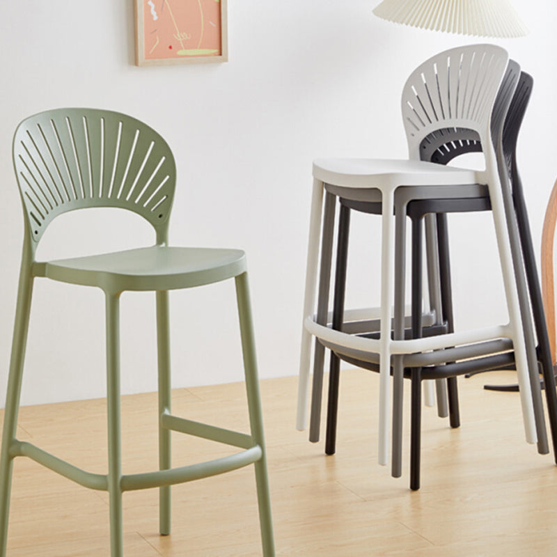 Taburete de bar de plástico de estilo moderno con reposapiés, taburete de bar apilable para exteriores con respaldo bajo