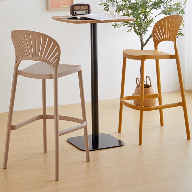 Taburete de bar de plástico de estilo moderno con reposapiés, taburete de bar apilable para exteriores con respaldo bajo