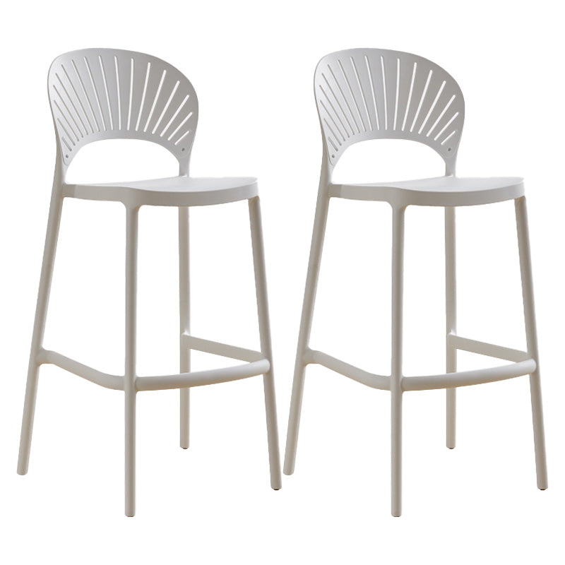 Taburete de bar de plástico de estilo moderno con reposapiés, taburete de bar apilable para exteriores con respaldo bajo