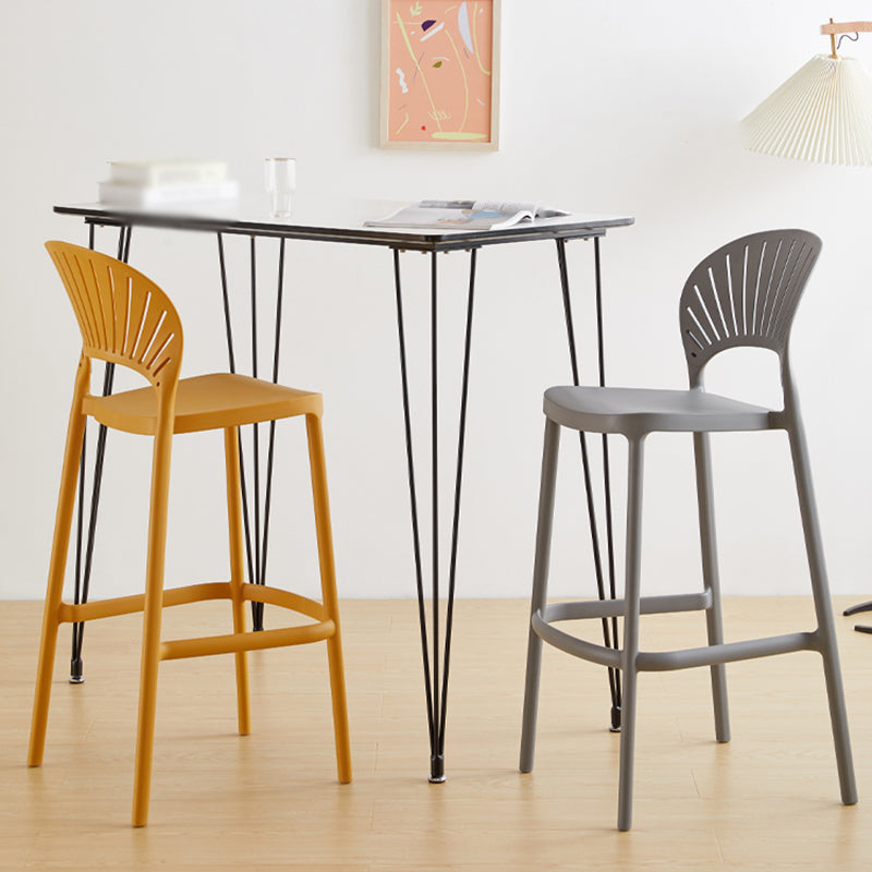 Taburete de bar de plástico de estilo moderno con reposapiés, taburete de bar apilable para exteriores con respaldo bajo