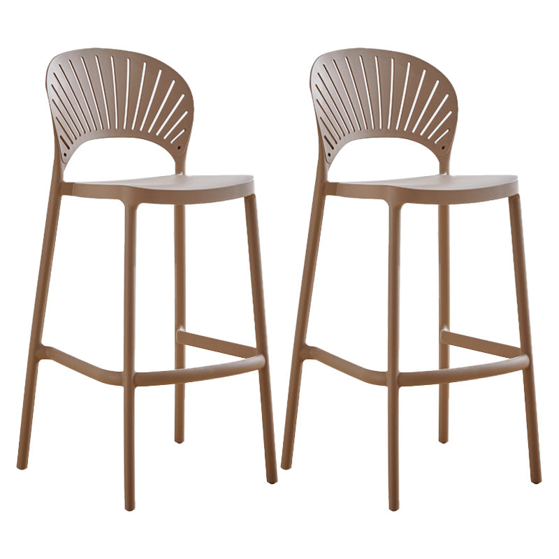 Taburete de bar de plástico de estilo moderno con reposapiés, taburete de bar apilable para exteriores con respaldo bajo