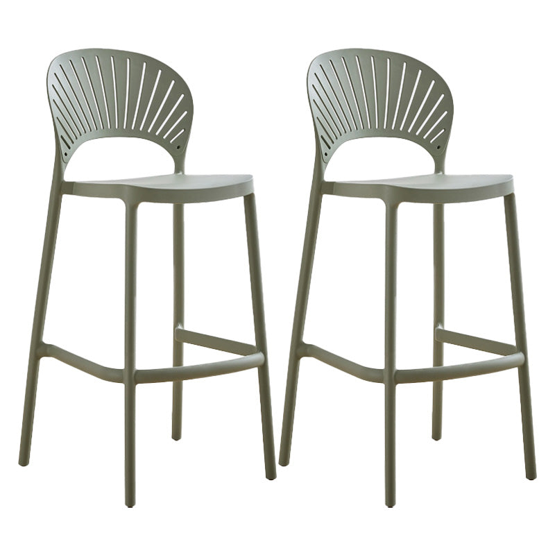Taburete de bar de plástico de estilo moderno con reposapiés, taburete de bar apilable para exteriores con respaldo bajo