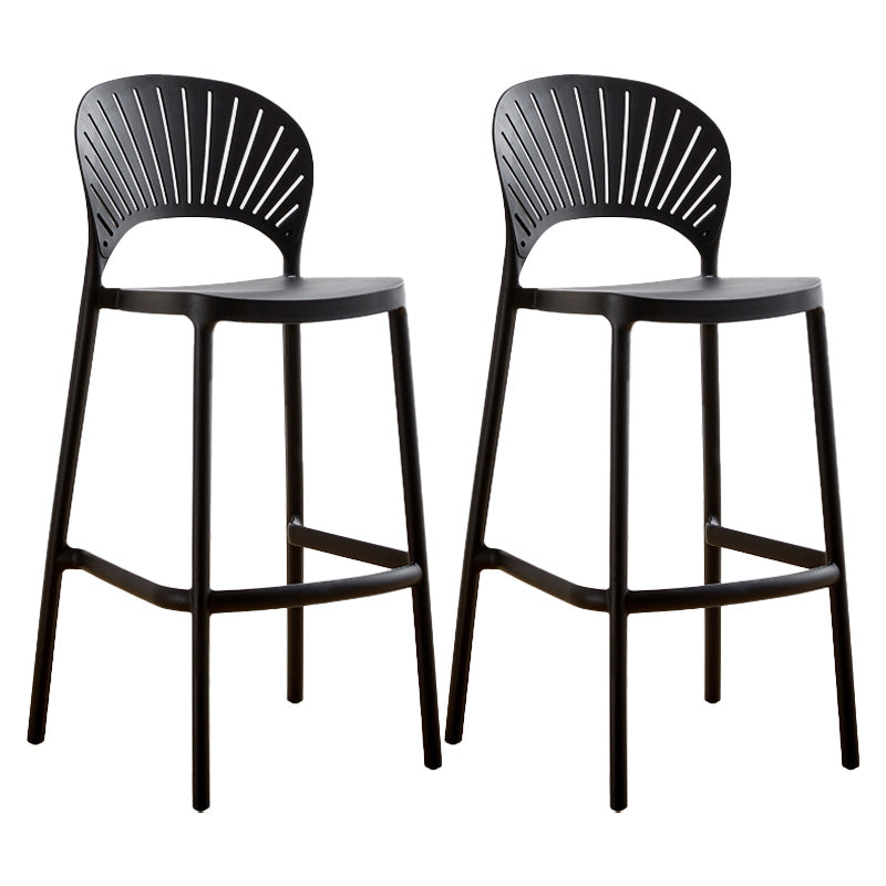 Taburete de bar de plástico de estilo moderno con reposapiés, taburete de bar apilable para exteriores con respaldo bajo