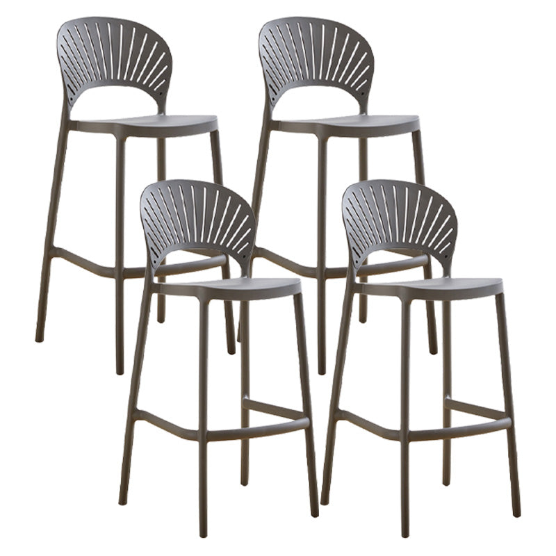 Taburete de bar de plástico de estilo moderno con reposapiés, taburete de bar apilable para exteriores con respaldo bajo