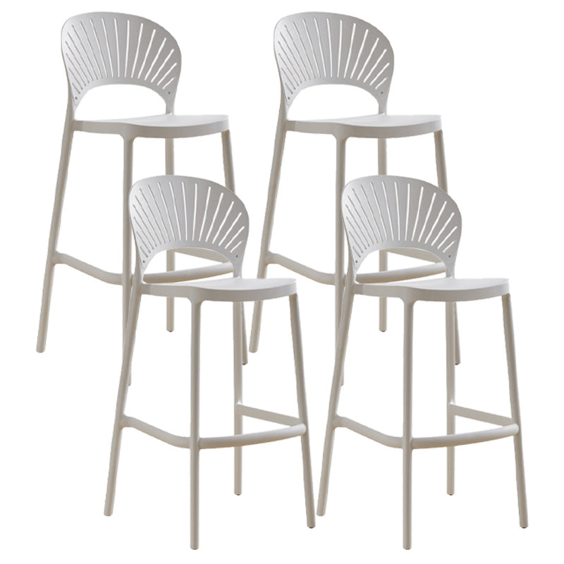 Taburete de bar de plástico de estilo moderno con reposapiés, taburete de bar apilable para exteriores con respaldo bajo