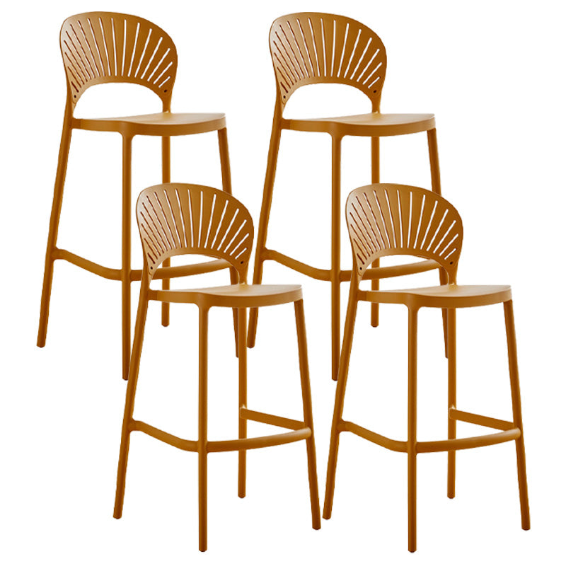 Taburete de bar de plástico de estilo moderno con reposapiés, taburete de bar apilable para exteriores con respaldo bajo