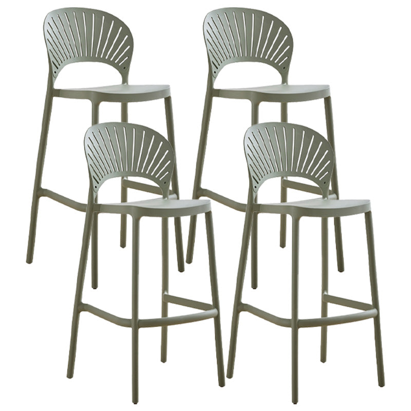 Taburete de bar de plástico de estilo moderno con reposapiés, taburete de bar apilable para exteriores con respaldo bajo